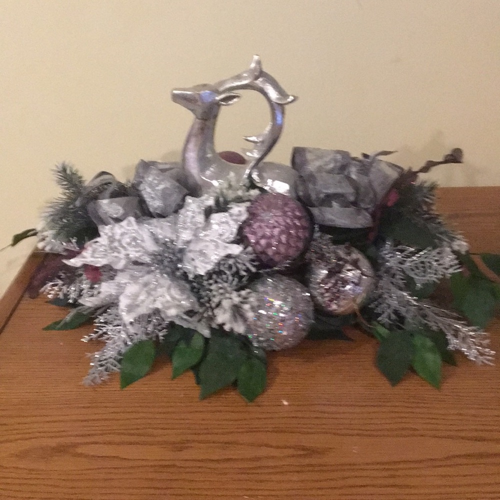 🌻 Large reindeer holiday centerpiece.